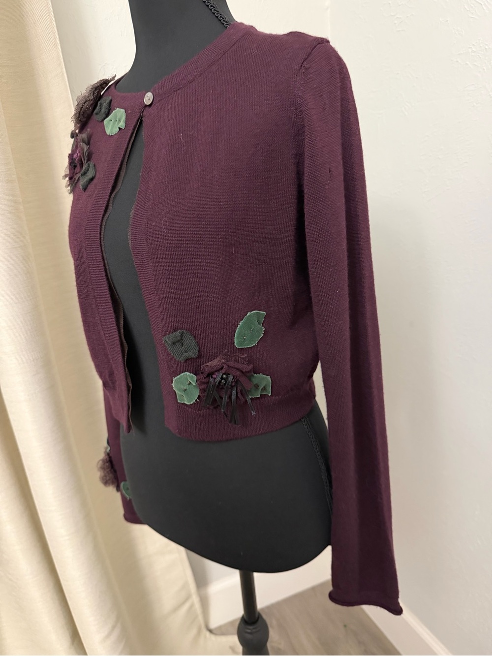 Embellished Plum Cropped Cardigan with Leaf Appliqués 100% merino wool - Picture 5 of 11